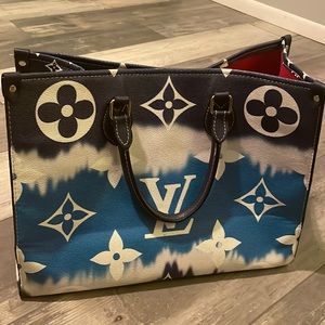 Fashioned from Monogram Giant canvas, the OnTheGo GM tote bag.